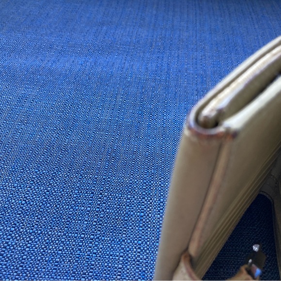 GUCCI WRISTLET.. VGC. NORMAL WEAR with piston lock - Picture 10 of 11